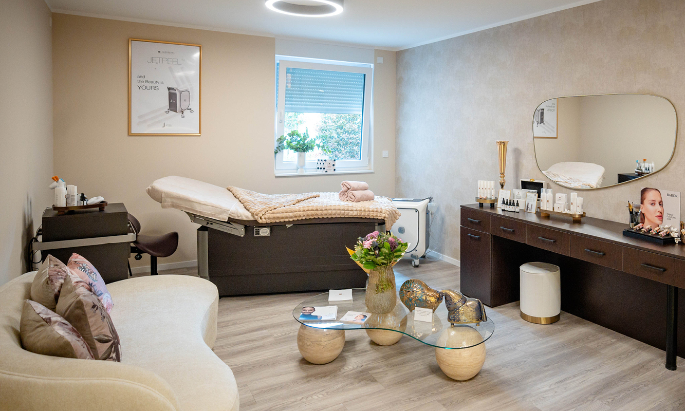 Blick in den Behandlungsraum von FH Aesthetics mit Kosmetikliege.